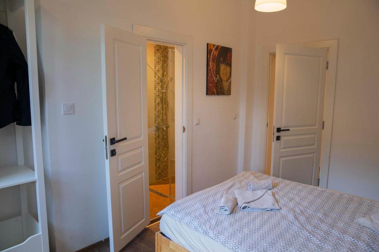 Central Sofia 3-Bedroom Apartment - Urban Art Gallery - Free Parking! ภายนอก รูปภาพ