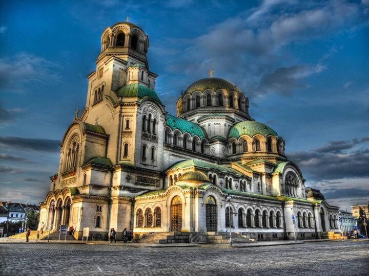 Central Sofia 3-Bedroom Apartment - Urban Art Gallery - Free Parking! ภายนอก รูปภาพ